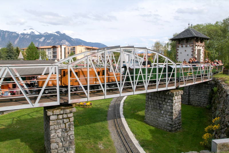 鉄橋と鉄道模型